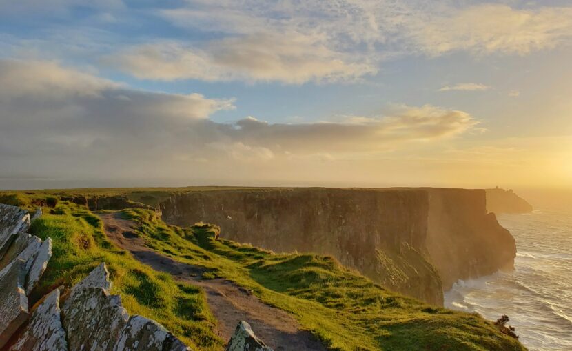 Ireland: How To Book the Best Pub, History, and Cliffs of Moher Guides in Ireland